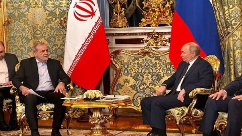 Pezeşkian Putinlə bir araya gəldi
