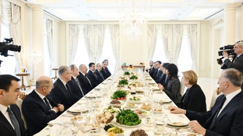 Liderlərin nahar əsnasında geniş tərkibdə görüşü olub