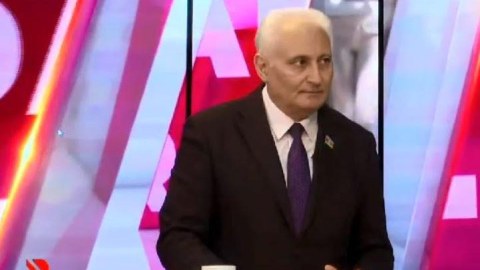 Real TV-nin canlı efirində deputatın halı PİSLƏŞDİ