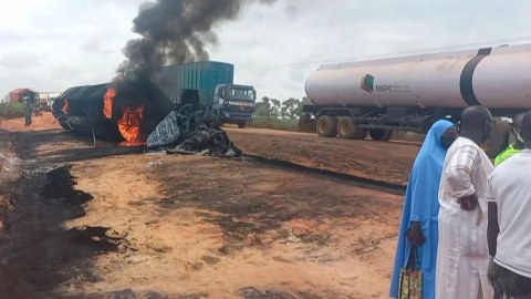 60 ton benzin daşıyan maşın partladı: 70 nəfər öldü