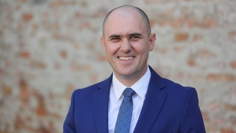 Havaya atəş açan nazir istefa verdi