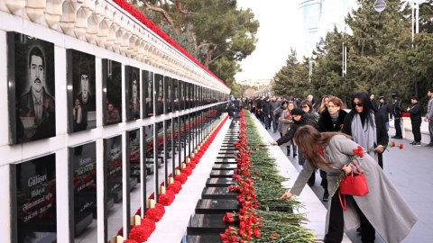 Xalq şəhidlərin xatirəsini hörmətlə anır - FOTOLAR
