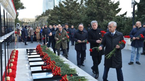Milli Məclisin kollektivi Şəhidlər xiyabanında - FOTOLAR