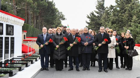 BMU-nun kollektivi Şəhidlər xiyabanını ziyarət edib - FOTO