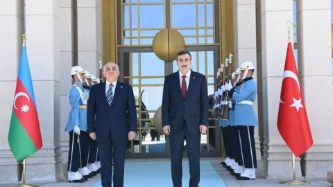 Əli Əsədov Cevdet Yılmaza başsağlığı verdi