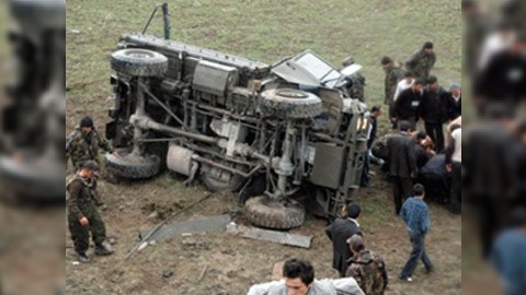 Ermənistanda hərbi maşın qəzaya düşdü: yaralılar var