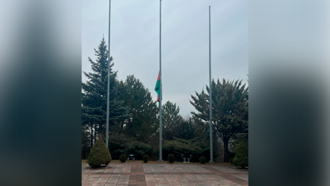 Azərbaycan səfirliyində bayraqlar yarıya endirildi