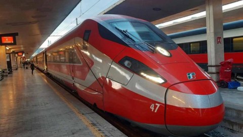 İtaliyada dəmir yolu işçiləri etiraza qalxdı