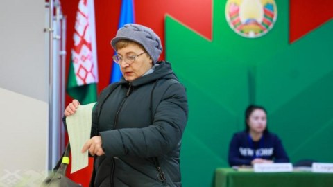 Belarusda prezident seçkiləri BAŞLADI