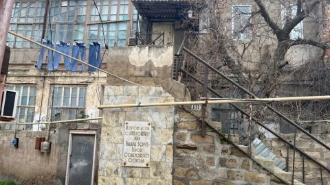 Məşhur kəşfiyyatçının Bakıda yaşadığı baxımsız ev - FOTOLAR