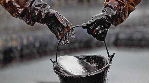 “Brent” neftin qiyməti 76 dollara düşüb