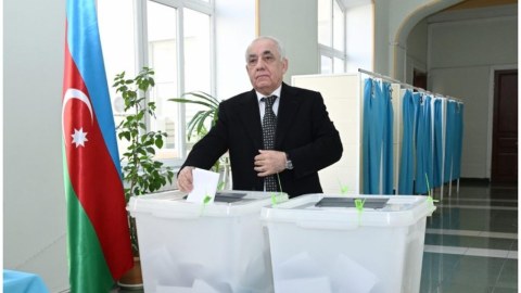 Baş nazir seçkidə səs verdi - FOTOLAR