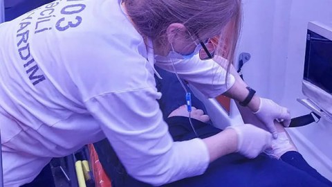 Seçicinin halı pisləşdi, təcili yardım çağırıldı