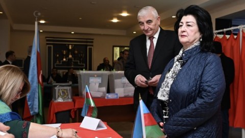 Məzahir Pənahov səs verdi - FOTOLAR