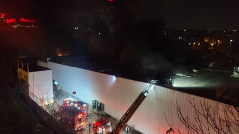 İstanbulda supermarketdə böyük YANĞIN