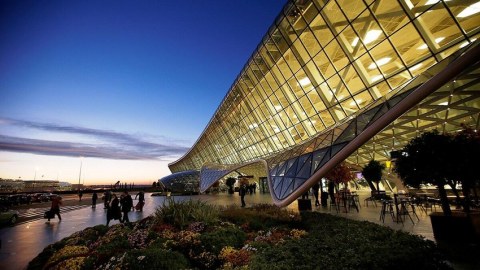 Londona gedən təyyarə təcili Bakıya ENDİ
