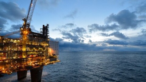 SOCAR neftçiləri dənizdən təxliyyə etdi