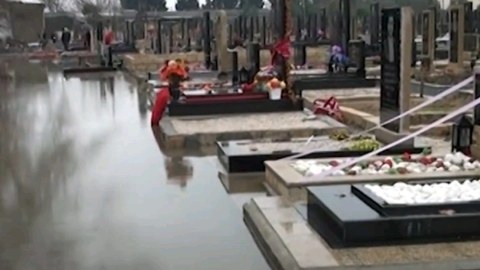 Lənkəranda qəbiristanlığı su basdı