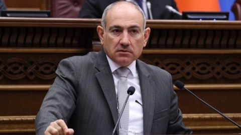 Paşinyan Parisə getdi