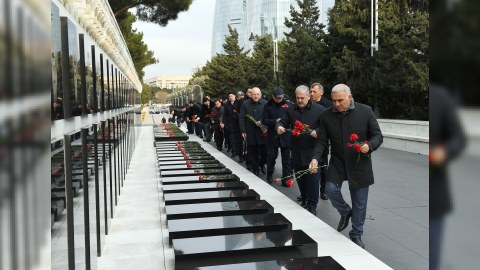 "Azərişıq" rəhbərliyi Fəxri və Şəhidlər xiyabanlarında - FOTO