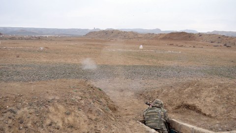 Hərbi vəzifəlilərlə keçirilən təlim toplanışı davam edir