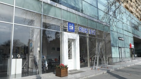 Bakıdakı &ldquo;Rus evi&rdquo;nin yazıları SÖKÜLÜR - VİDEO