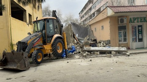 Neftçalada qanunsuz tikili sökülüb - VİDEO