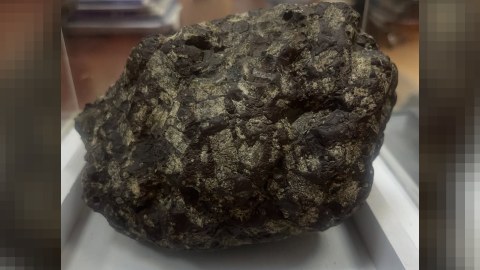 Aparıcının həyətinə düşən daş meteorit imiş - FOTO