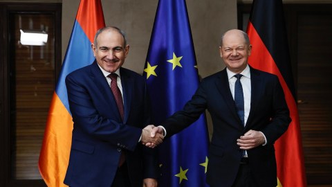 Paşinyan Şoltsla Azərbaycanı müzakirə etdi