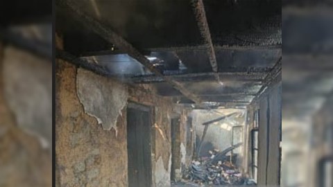 İkiotaqlı ev əşyalarla birgə yandı