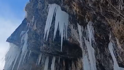 Azərbaycanda şəlalə donub