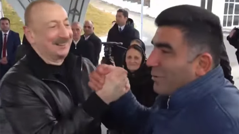 Prezidentin sakinlərlə səmimi anları: "Sənin də yumruğun yaxşıdır” - VİDEO