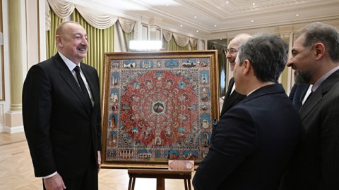 Qalibaf İlham Əliyevə hədiyə verdi - FOTO