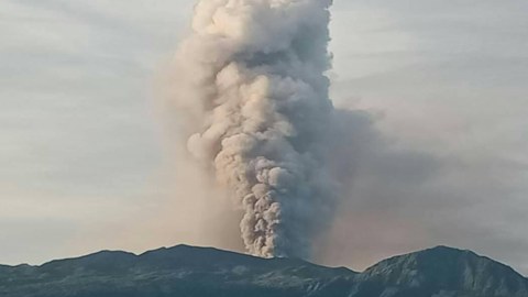 Məşhur vulkan yenidən püskürdü