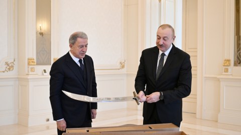 Hulusi Akar İlham Əliyevə qılınc hədiyyə ETDİ - FOTO