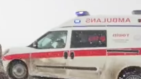Təcili yardım maşını yolda qaldı