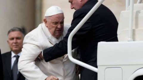 Roma Papası huşunu itirib - Həkimlər ehtiyatlı proqnozlar verir