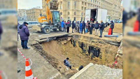Bakının əsas prospekti çökmə səbəbindən BAĞLANDI - FOTO
