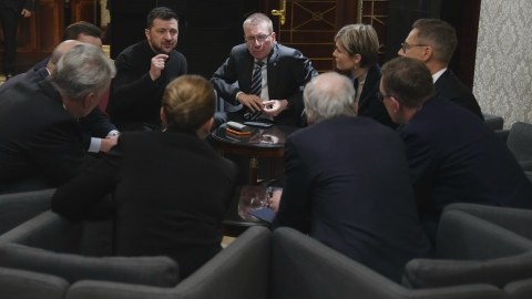 Zelenski danışır, onlar diqqətlə dinləyirlər - FOTO