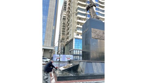 Britaniya səfiri Xocalı abidəsini ziyarət etdi