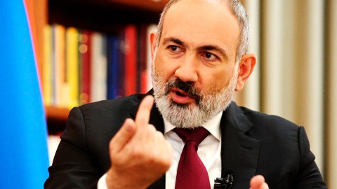 Paşinyanın 5 müşaviri, 4 köməkçisi, mətbuat katibi... - Baş nazir tənqid olunur