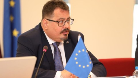 Aİ səfiri Xocalı soyqırımının qurbanlarını yad etdi