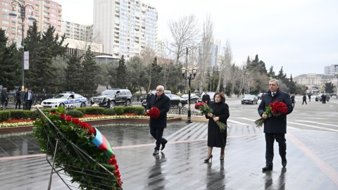 Rəsmilər "Ana harayı" abidəsini ziyarət etdilər - FOTOLAR