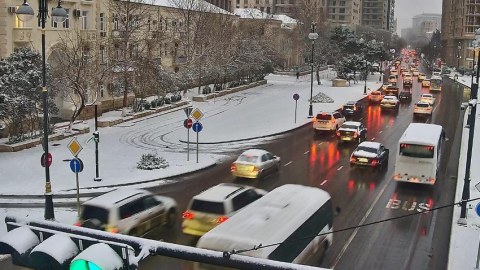 Qarlı havada yollarda tıxac var - SİYAHI