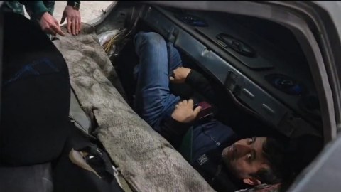 "Mercedes"də gizlənib Türkiyəyə qaçmaq istədi - FOTOLAR
