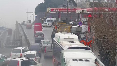 Ziya Bünyadov və Moskva prospektləri təmir olunur - Uzun tıxac yarandı