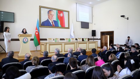 Rektor tələbələri təltif etdi - FOTO