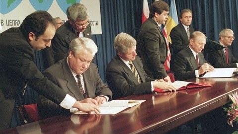 "Bir az əvvəl sizi aldatdılar" - Mitterandan Kuçmaya gecikmiş xəbərdarlıq