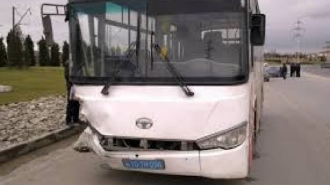 Qəzaya düşən avtobus nasaz olub