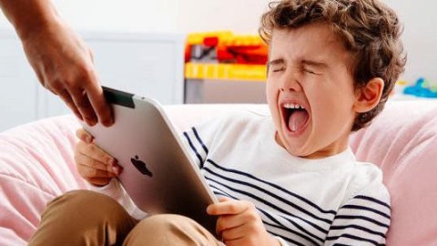Ekran uşağınızı sizdən alır! - Bütün valideynlər bu yazını OXUSUN